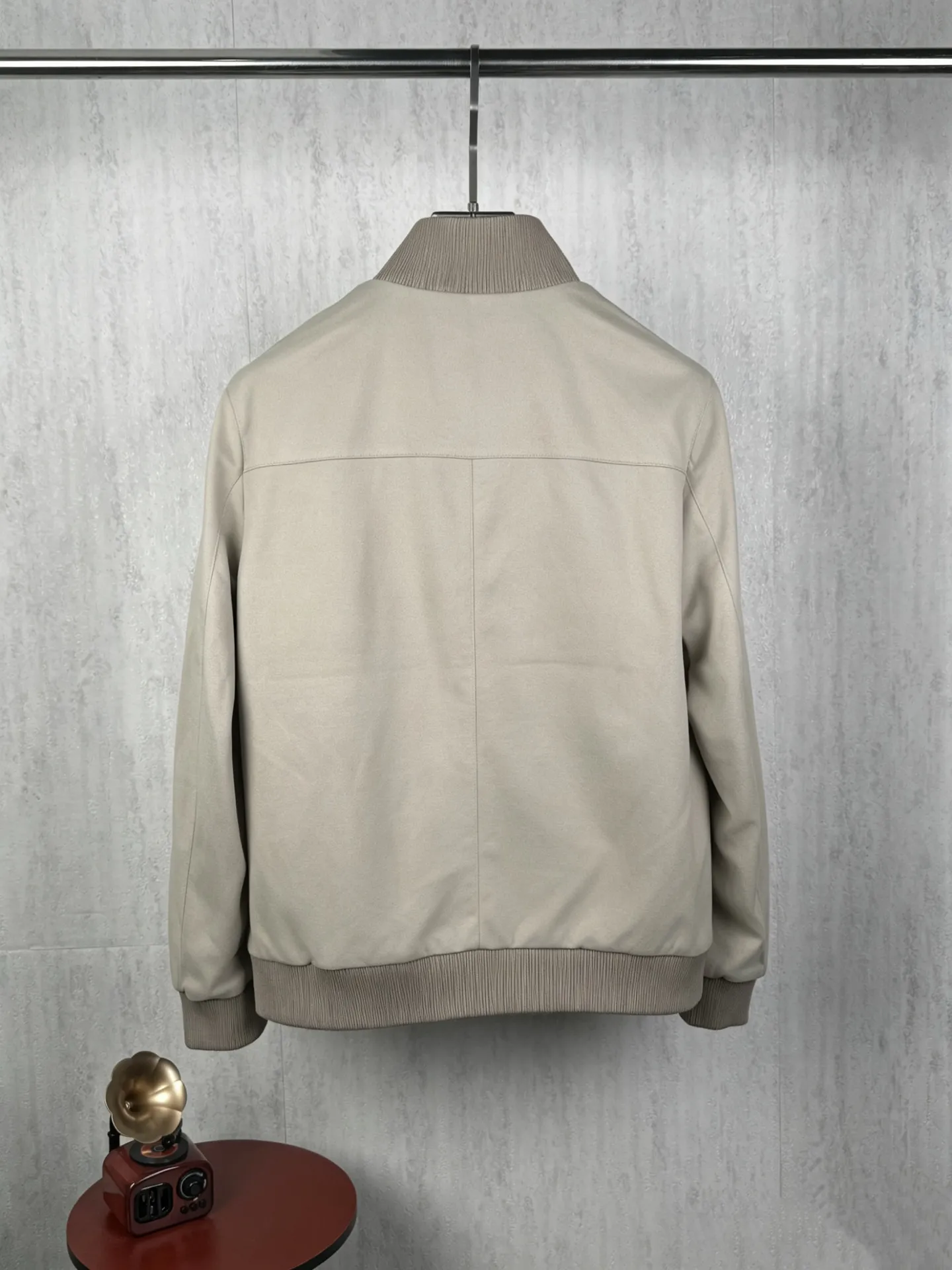 ! (Special version shipped next day) ❗️❗️❗️ LP LORO PIANA #6079 stand collar flocked work jacket The brand's exclusive ultra-fine velvety blended fabric is selected, with a fine suede matte matte texture. The fabric has been stain-resistant and pre-shrunk, and feels soft and not stiff. The high-density weave takes into account both stiff muscles and breathable properties. The dark and light color system has one coloring standard, no color difference or whitening defects. It is suitable for both spring and autumn single wear and winter inner wear, taking into account the casual and relaxed feeling and light luxury texture‼ ️ Customized metal double-headed zipper on the placket, with double-layer overlocking of the same fabric as the zipper, which can be opened and closed repeatedly without blocking the fabric; double-flap patch pockets on the chest, with built-in embossed LP shield-shaped wheat ears logo embossed on the bag flap, and the three-dimensional embossing is evenly deep and does not collapse; the cuffs are engraved with bright Lp Silver round metal buckle, buttonholes are reinforced with double-layer overlocking, and the brand's handwritten logo is finely embroidered on the hem of the cuffs. The lines are delicate and not off-line. The hidden pockets on both sides are fully closed, and the bag mouth is densely reinforced with no exposed hard seams to rub against the skin. ◽The entire body is precision overlocked and stitched throughout the entire body🔍 The shoulder seams, side seams, armholes, hems, and bag flap edges are all reinforced with double-strand stitching Lapel suede-feel work jacket, ultra-fine suede blended fabric + bag flap embossed embossing + cuff precision embroidery triple process makes the production more difficult. The cutting loss of suede fabric is much higher than that of ordinary woven fabrics. Six-color batch color control quality inspection, double routing inside and outside, and multiple inspections of hardware embroidery , if the imprint is blurred, the embroidery is skipped or the cut pieces are misplaced, the whole piece is scrapped. It is an intuitive reflection of the hard-core quality of Italian light luxury commuter jackets. Men who prefer soft matte textures and low-key simple outfits can distinguish the huge gap between ordinary work jackets at a glance. Color: Wine Red, Apricot Black Gray Size: 48 50 52 54 56